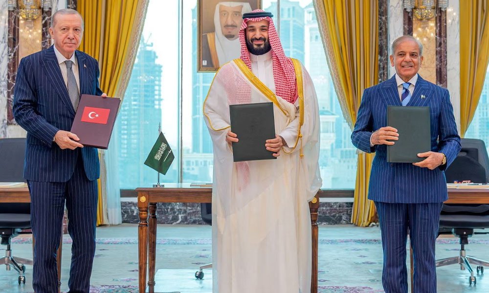 پاکستان، سعودی عرب، ترکیہ دفاعی معاہدے کے تحت پہلا اجلاس کل ہو گا، فیلڈ مارشل و وزیر خارجہ استنبول پہنچ گئے
