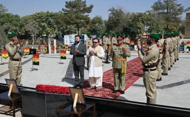 یومِ دفاع پاکستان: گورنر، وزیراعلیٰ بلوچستان اور کور کمانڈر کوئٹہ کا یادگارِ شہداء پر حاضری، پھول چڑھائے