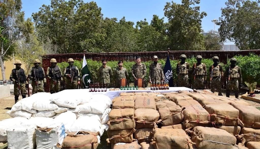 پیشوکان میں پاک بحریہ اور کوسٹ گارڈز کی مشترکہ کارروائی، بھاری مقدار میں منشیات اور ممنوعہ اشیاء ضبط