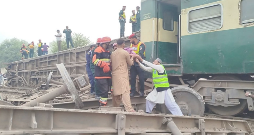 رحمان بابا ایکسپریس ٹرین کو حادثہ، 5 افراد جاں بحق 30 سے زائد زخمی