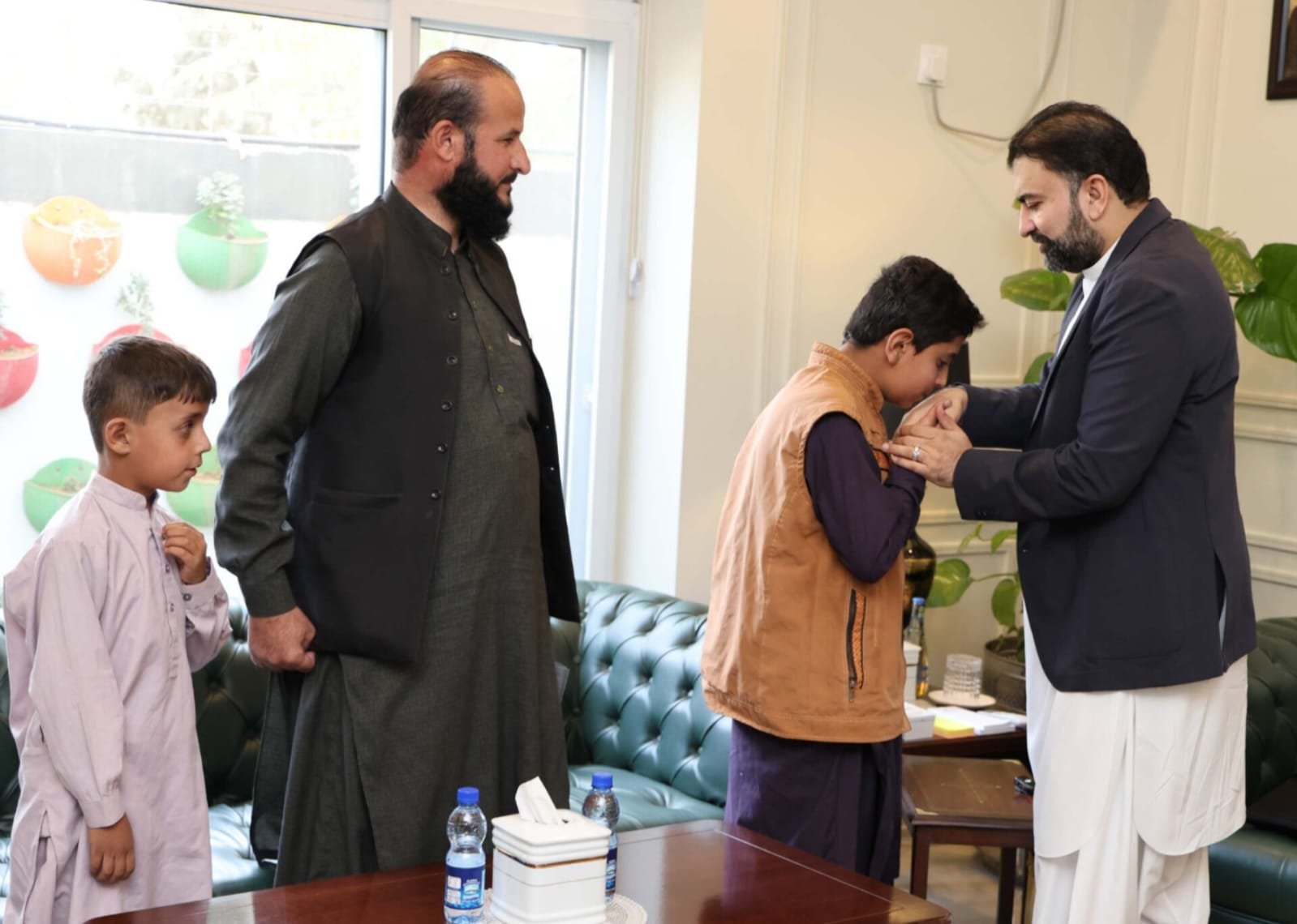 ڈھابے پر کام کرنے والے یتیم بچے کی ویڈیو وائرل 5 بہن بھائیوں سمیت کفالت اٹھا لی